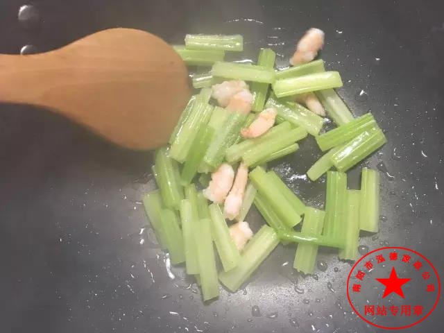介紹幾個(gè)蝦做的催乳菜。坐月子應(yīng)該怎么吃？社旗月嫂培訓(xùn)哪家好？